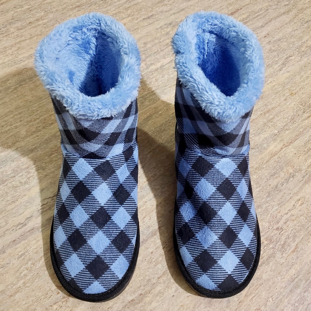 NWOB Vera Bradley plaid ankle boots with faux fur